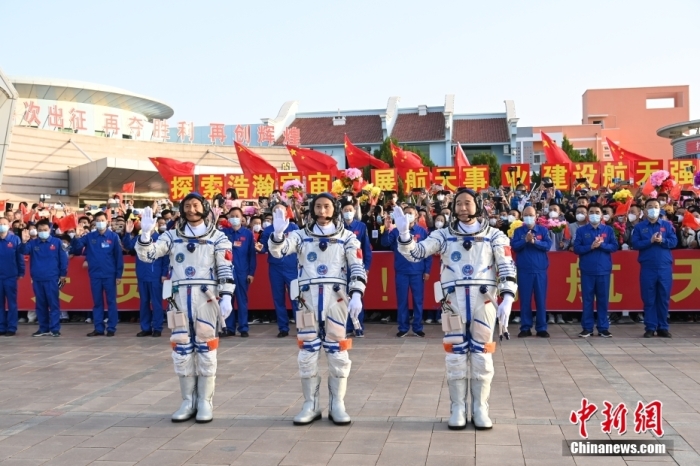 北京時間2023年5月30日6時42分,神舟十六號載人飛行任務航天員乘組出征儀式在酒泉衛(wèi)星發(fā)射中心問天閣圓夢園廣場舉行。6時44分,中國載人航天工程總指揮、空間站應用與發(fā)展階段飛行任務總指揮部總指揮長許學強下達出發(fā)命令,景海鵬、朱楊柱、桂海潮3名航天員領(lǐng)命出征。汪江波 攝 北京時間2023年5月30日6時42分,神舟十六號載人飛行任務航天員乘組出征儀式在酒泉衛(wèi)星發(fā)射中心問天閣圓夢園廣場舉行。6時44分,中國載人航天工程總指揮、空間站應用與發(fā)展階段飛行任務總指揮部總指揮長許學強下達出發(fā)命令,景海鵬、朱楊柱、桂海潮3名航天員領(lǐng)命出征。汪江波 攝